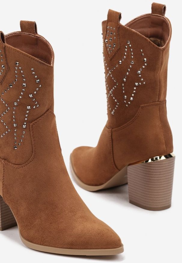 Born2be - Brązowe Botki Kowbojki na Obcasie Ozdobione Cyrkoniami Irinalie. Okazja: na co dzień. Kolor: brązowy. Materiał: jeans, skóra. Wzór: aplikacja. Sezon: lato, jesień, wiosna. Obcas: na obcasie. Styl: casual, elegancki, rockowy. Wysokość obcasa: średni