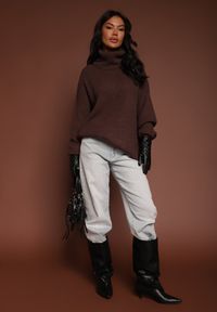 Renee - Brązowy Golf Oversize Malia. Okazja: na co dzień. Typ kołnierza: golf. Kolor: brązowy. Materiał: jeans, wiskoza, skóra. Długość rękawa: długi rękaw. Długość: długie. Wzór: ze splotem. Styl: casual #7