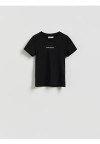 Reserved - Dopasowany t-shirt z nadrukiem - czarny. Kolor: czarny. Materiał: dzianina, bawełna. Wzór: nadruk