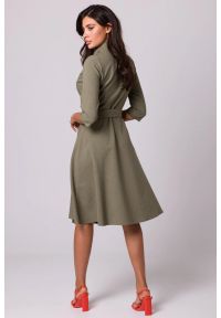 Sukienki.shop - Rozkloszowana sukienka kopertowa z wiązaniem w pasie khaki. Okazja: do pracy. Kolor: brązowy. Typ sukienki: kopertowe. Styl: elegancki, wizytowy #4