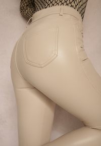Renee - Beżowe Spodnie o Kroju Skinny z Ekoskóry Zorlemi. Okazja: na co dzień. Stan: podwyższony. Kolor: beżowy. Materiał: koronka. Styl: elegancki, casual