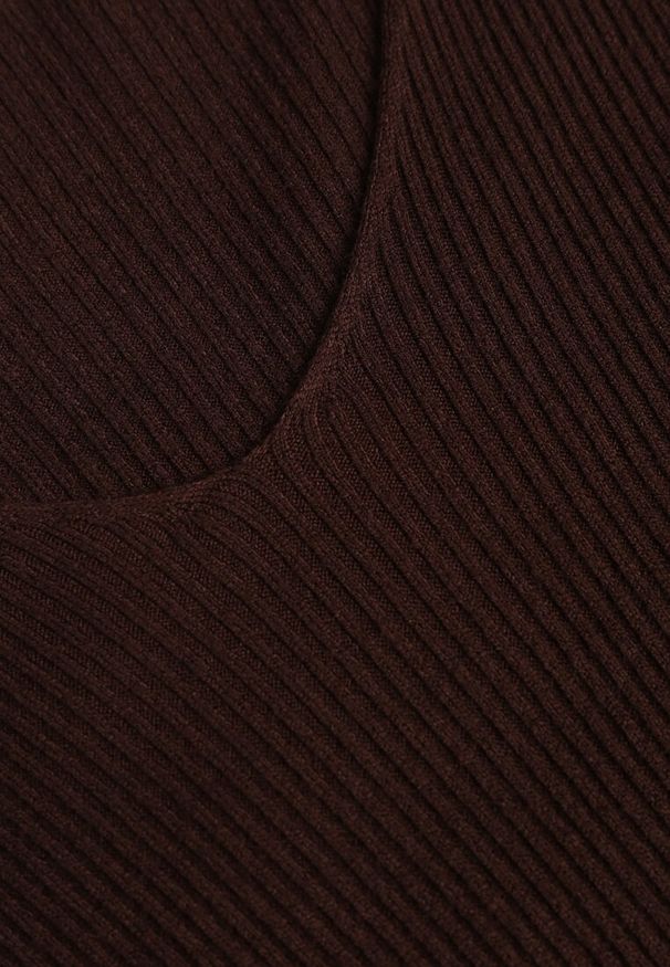 Renee - Brązowy Sweter z Bawełną z Prążkowanej Dzianiny Reisaria. Okazja: na co dzień. Kolor: brązowy. Materiał: prążkowany, dzianina, bawełna. Styl: casual, klasyczny