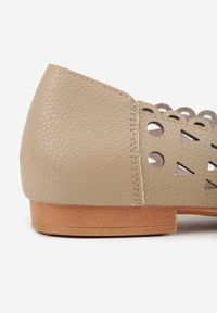 Born2be - Beżowe Ażurowe Balerinki ze Skóry Naturalnej z Odkrytym Noskiem Helyss. Okazja: do pracy, na co dzień, na spotkanie biznesowe. Kolor: beżowy. Materiał: skóra. Szerokość cholewki: normalna. Wzór: ażurowy. Styl: klasyczny, biznesowy, elegancki, casual, boho #9