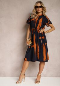 Renee - Granatowa Pudełkowa Sukienka z Ozdobnym Wzorem i Sznurkiem w Talii Sidna. Okazja: na co dzień. Kolor: niebieski. Materiał: jeans, tkanina. Typ sukienki: proste. Styl: casual, elegancki #3