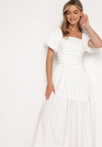 Born2be - Biała Rozkloszowana Marszczona Sukienka z Wiskozą i Bufiastymi Rękawami oraz Falbanką Larnovia. Okazja: na imprezę, na co dzień. Kolor: biały. Materiał: wiskoza. Typ sukienki: proste. Styl: casual, elegancki #5