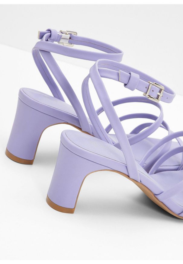 bonprix - Sandały z paseczkami na wąskim obcasie. Kolor: fioletowy. Obcas: na obcasie. Wysokość obcasa: średni