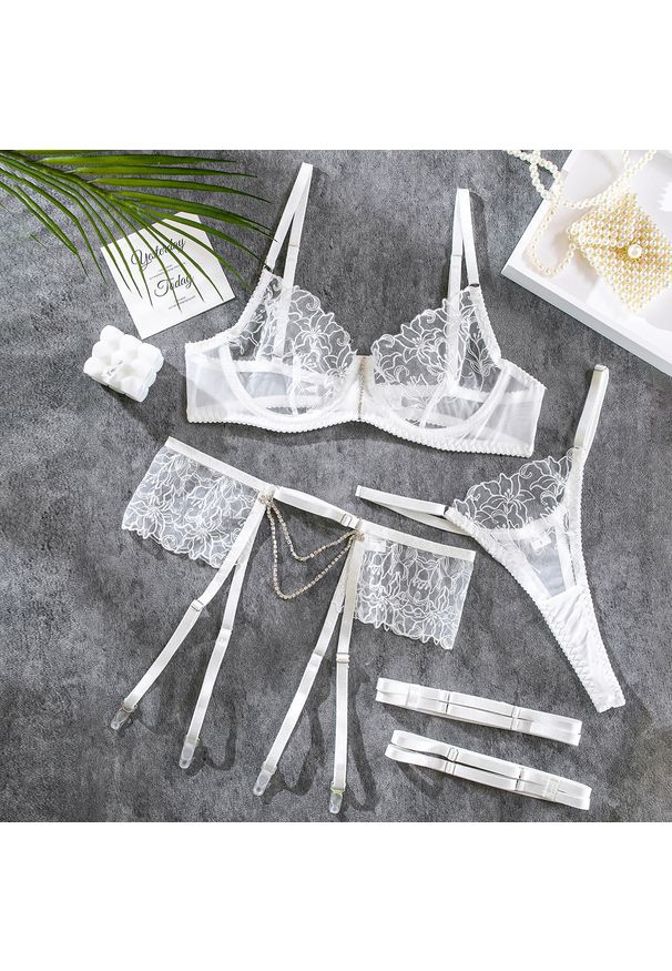 Intica - Koronkowy komplet bielizny z pasem i łańcuszkiem elegancki styl Dennise. Kolor: biały. Materiał: koronka. Wzór: koronka