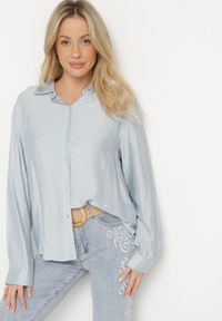 Born2be - Jasnoniebieska Koszula Oversize z Rękawami z Możliwością Podpięcia Sorria. Okazja: na co dzień. Kolor: niebieski. Materiał: jeans. Długość rękawa: długi rękaw. Długość: długie. Styl: klasyczny, casual, elegancki #5