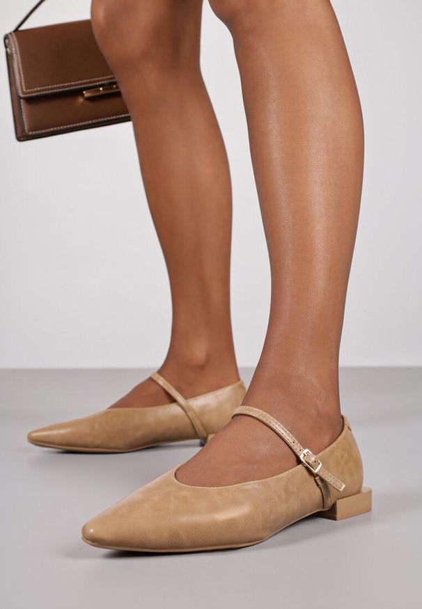 Born2be - Ciemnobeżowe Balerinki Vices ze Skórzaną Wkładką i Paskiem z Klamerką Eslerie. Okazja: na co dzień, do pracy, na spotkanie biznesowe, na spacer. Zapięcie: pasek. Kolor: beżowy. Materiał: skóra. Obcas: na obcasie. Styl: klasyczny, casual, biznesowy. Wysokość obcasa: niski