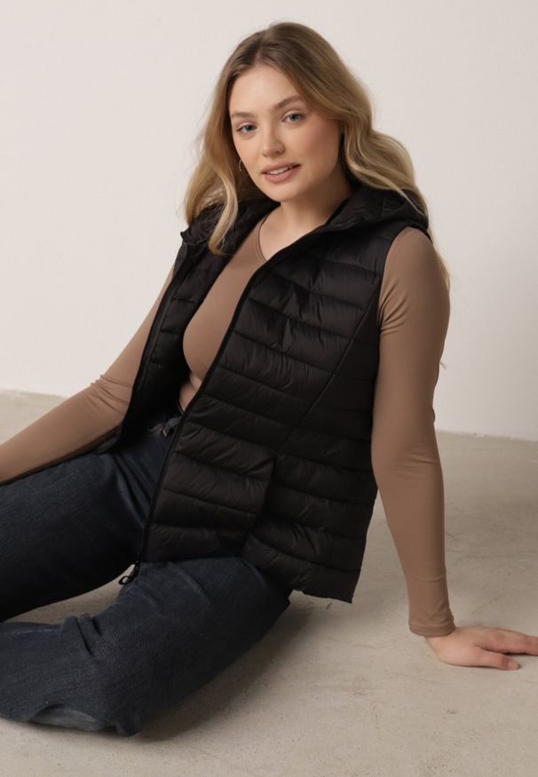 Born2be - Czarna Pikowana Kamizelka Przejściowa z Kapturem Neanissa. Okazja: na co dzień. Typ kołnierza: kaptur. Kolor: czarny. Materiał: jeans. Styl: casual