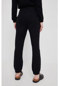 Calvin Klein Jeans spodnie dresowe bawełniane damskie kolor czarny z aplikacją. Stan: podwyższony. Kolor: czarny. Materiał: dresówka, bawełna. Wzór: aplikacja