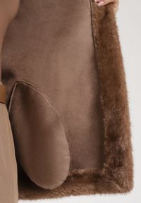 Born2be - Jasnobrązowa Kurtka Futerko z Kapturem i Wiązanym Paskiem Zetara. Okazja: na spacer, na co dzień. Typ kołnierza: kaptur. Kolor: brązowy. Materiał: futro. Styl: casual, klasyczny #5