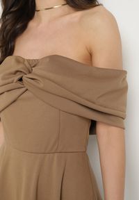 Born2be - Brązowa Rozkloszowana Sukienka z Odsłoniętymi Ramionami i Drapowaniem Odilene. Okazja: na imprezę. Kolor: brązowy. Sezon: lato. Typ sukienki: z odkrytymi ramionami. Styl: elegancki #5