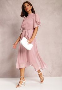 Renee - Różowa Sukienka Syrissis. Typ kołnierza: kokarda. Kolor: różowy. Materiał: materiał, tkanina. Wzór: aplikacja. Styl: elegancki, wizytowy. Długość: midi #2