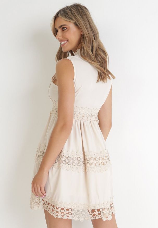 Born2be - Jasnobeżowa Sukienka Ashiriel. Typ kołnierza: kołnierzyk stójkowy. Kolor: beżowy. Długość rękawa: na ramiączkach. Wzór: ażurowy, aplikacja. Styl: boho, klasyczny. Długość: mini