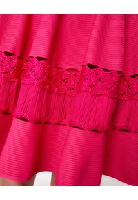 Alexander McQueen - ALEXANDER MCQUEEN - Różowa sukienka mini. Typ kołnierza: dekolt kwadratowy. Kolor: różowy, wielokolorowy, fioletowy. Materiał: prążkowany, materiał. Długość rękawa: na ramiączkach. Wzór: aplikacja, haft. Typ sukienki: rozkloszowane. Styl: wizytowy. Długość: mini #5