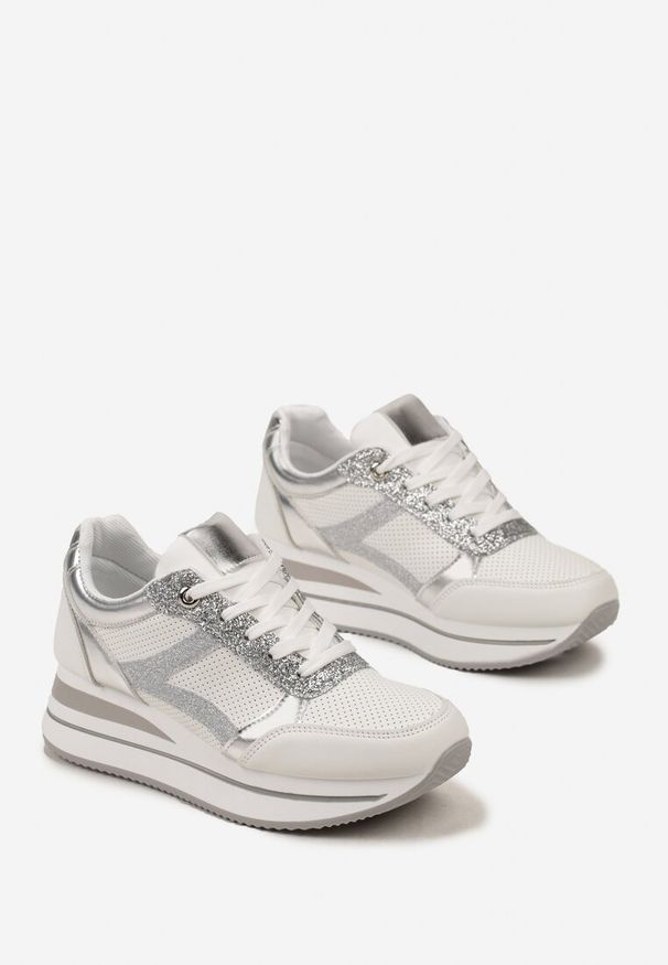 Renee - Biało-Srebrne Sneakersy na Grubej Podeszwie w Paski Zdobione Brokatem Selarissa. Okazja: na co dzień. Zapięcie: pasek. Kolor: biały. Szerokość cholewki: normalna. Wzór: aplikacja, paski. Obcas: na obcasie. Wysokość obcasa: niski