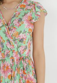 Born2be - Jasnozielona Sukienka Kopertowa z Gumką w Pasie w Kwiaty Pive. Typ kołnierza: kołnierz z falbankami. Kolor: zielony. Materiał: tkanina, wiskoza, materiał. Wzór: kwiaty. Typ sukienki: kopertowe. Długość: maxi #4