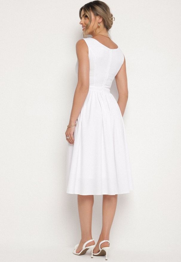 Born2be - Biała Klasyczna Rozkloszowana Sukienka Vices Tolissela. Okazja: na co dzień. Kolor: biały. Wzór: aplikacja, gładki. Styl: klasyczny