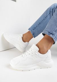 Born2be - Białe Sneakersy Gwinen. Nosek buta: okrągły. Kolor: biały. Materiał: jeans, dresówka, materiał. Szerokość cholewki: normalna. Wzór: aplikacja #1