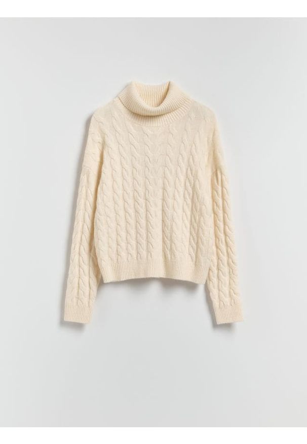 Reserved - Golf z ozdobnym splotem - kremowy. Typ kołnierza: golf. Kolor: kremowy. Materiał: dzianina. Wzór: ze splotem