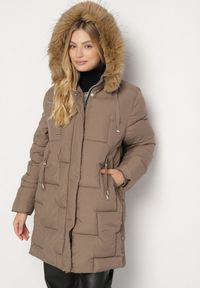 Born2be - Brązowa Pikowana Kurtka z Kapturem z Futerkiem Ruvite. Typ kołnierza: kaptur. Kolekcja: plus size. Kolor: brązowy. Materiał: futro