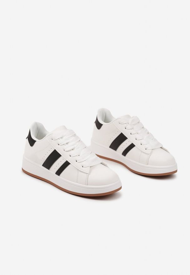 Renee - Białe Sneakersy na Niskiej Platformie z Naszywkami Flordexia. Okazja: na co dzień. Kolor: biały. Materiał: jeans. Wzór: aplikacja. Obcas: na platformie