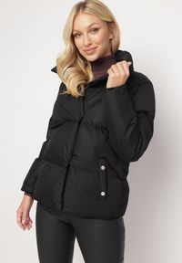 Born2be - Czarna Kurtka Pikowana ze Stójką Astasia. Typ kołnierza: kołnierzyk stójkowy. Kolor: czarny. Wzór: jednolity. Sezon: zima, jesień. Styl: elegancki #6