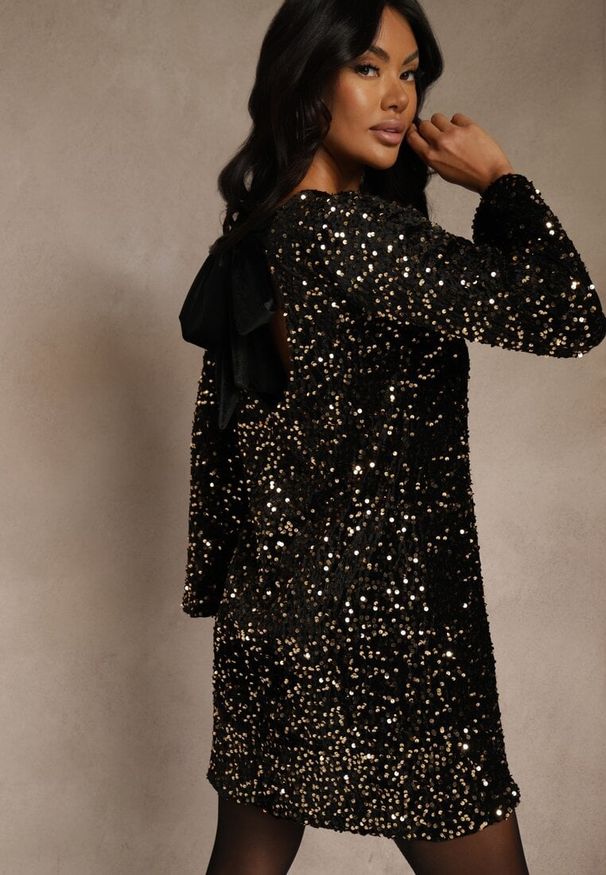 Renee - Złota Sukienka z Odkrytymi Plecami z Kokardą Zdobiona Cekinami Carilyera. Okazja: na imprezę. Typ kołnierza: kokarda. Kolor: złoty. Materiał: wiskoza, elastan. Wzór: aplikacja. Styl: wizytowy, klasyczny