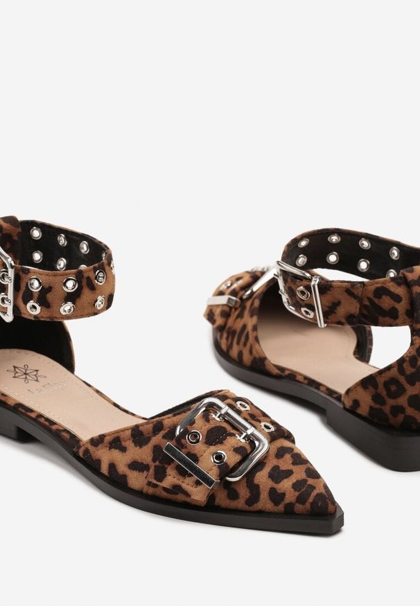 Renee - Panterkowe Sandały Lakierowane z Ozdobnymi Klamrami Cleia. Okazja: na imprezę. Nosek buta: szpiczasty. Zapięcie: klamry. Materiał: lakier. Wzór: aplikacja. Sezon: lato. Styl: elegancki