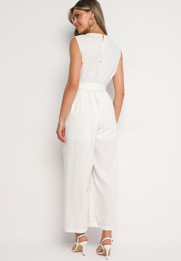 Born2be - Biały Kopertowy Kombinezon z Bawełny z Gumką w Talii Szerokimi Nogawkami i Paskiem Hralfrea. Okazja: na co dzień. Kolor: biały. Materiał: bawełna. Styl: casual, elegancki