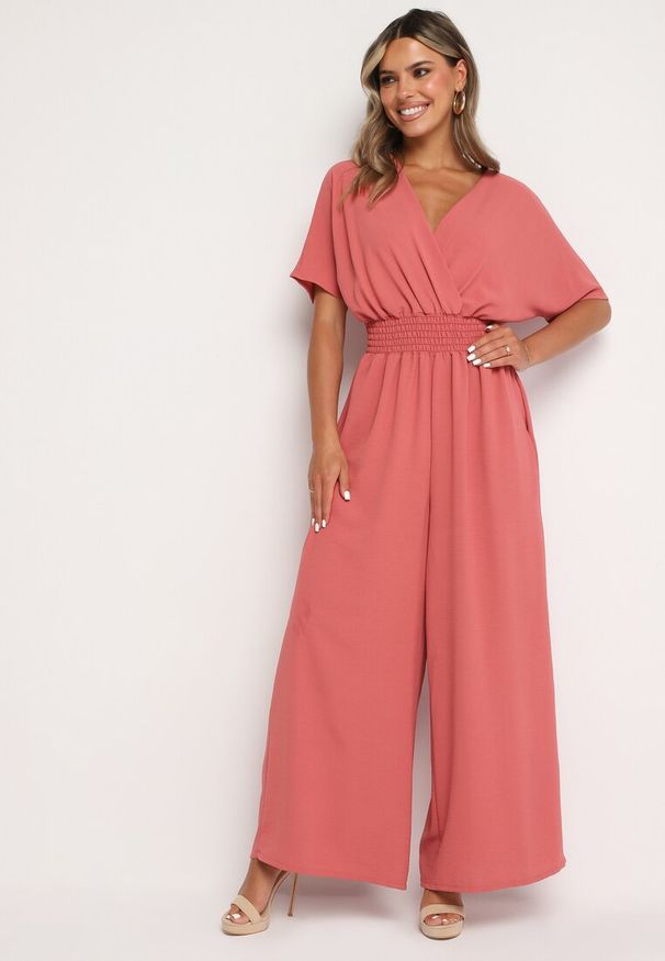 Born2be - Ciemnoróżowy Kopertowy Kombinezon z Gumką w Talii i Szerokimi Nogawkami Vimashea. Okazja: na co dzień. Kolor: różowy. Styl: casual, elegancki