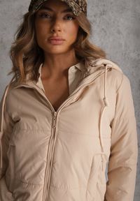 Renee - Ciemnobeżowa Pikowana Kurtka z Odpinanym Kapturem z Tkaniny Kaliran. Okazja: na spacer. Kolor: beżowy. Materiał: tkanina. Długość rękawa: długi rękaw. Długość: długie. Styl: sportowy, elegancki #4