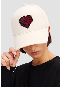 Karl Lagerfeld - KARL LAGERFELD Beżowa damska czapka z daszkiem z sercem. Kolor: beżowy. Materiał: bawełna. Wzór: aplikacja. Styl: klasyczny, elegancki, casual #6