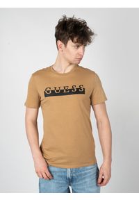 Guess T-Shirt "Lumy" | X2RI07KAK91 | Mężczyzna | Beżowy. Okazja: na co dzień. Kolor: beżowy. Materiał: bawełna. Wzór: nadruk. Styl: klasyczny, casual, elegancki #4