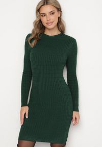 Born2be - Ciemnozielona Dzianinowa Sukienka Mini z Ozdobnym Prążkowaniem o Dopasowanym Fasonie Kais. Kolor: zielony. Materiał: dzianina, prążkowany. Długość: mini