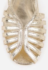 Renee - Złote Sandały Peep Toe VICES na Płaskiej Podeszwie z Cienkimi Paseczkami Nadalila. Nosek buta: otwarty. Zapięcie: sprzączka. Kolor: złoty. Materiał: skóra. Sezon: lato. Obcas: na płaskiej podeszwie. Wysokość obcasa: niski #8