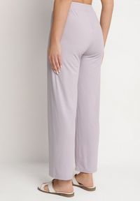 Born2be - Jasnofioletowe Prążkowane Spodnie Szerokie z Gumką w Pasie Drasia. Kolor: fioletowy. Materiał: prążkowany #4