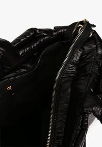 Born2be - Czarna Pikowana Torebka Shopperka z Efektem 3D Vamirre. Kolor: czarny. Materiał: pikowane. Styl: casual, elegancki #3