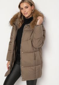 Born2be - Ciemnozielona Pikowana Kurtka z Kapturem z Odpinanym Futrem i Wiązanym Paskiem Issaronia. Okazja: na co dzień. Typ kołnierza: kaptur. Kolor: zielony. Materiał: futro. Styl: casual, elegancki #2