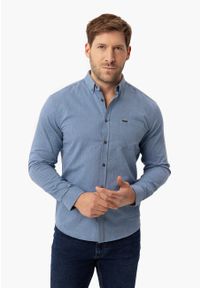 Volcano - Bawełniana, niebieska koszula K-NANDO. Okazja: na co dzień. Typ kołnierza: button down. Kolekcja: plus size. Kolor: niebieski. Materiał: bawełna. Długość rękawa: długi rękaw. Długość: długie. Styl: casual, elegancki #1