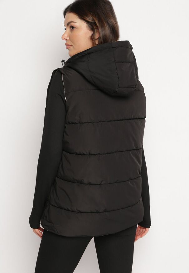 Born2be - Czarna Dwustronna Kamizelka z Pikowaniem i Kapturem Welini. Kolor: czarny