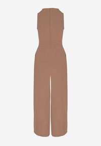 Born2be - Ciemnobeżowy Elegancki Kombinezon z Ozdobnymi Zakładkami Zellysha. Okazja: na co dzień, na spotkanie biznesowe. Kolor: beżowy. Wzór: aplikacja. Styl: elegancki #5