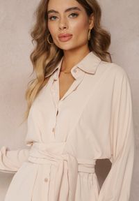 Renee - Beżowa Koszulowa Sukienka Trapezowa z Wiązanym Paskiem Kohana. Kolor: beżowy. Materiał: materiał. Długość rękawa: długi rękaw. Typ sukienki: koszulowe, trapezowe #4