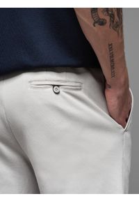 Ombre Clothing - Krótkie spodenki męskie SLIM FIT z melanżowej strukturalnej dzianiny – jasnoszare V5. Kolor: szary. Materiał: dzianina. Długość: krótkie. Wzór: melanż. Styl: wakacyjny #2
