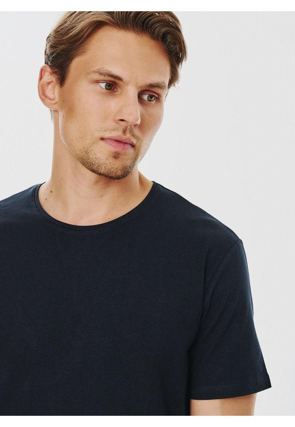 Pako Lorente - PAKO LORENTE – Granatowy gładki T-shirt Basic. Kolor: czarny, niebieski, biały. Materiał: bawełna, elastan. Długość rękawa: krótki rękaw. Długość: krótkie. Wzór: gładki. Styl: klasyczny