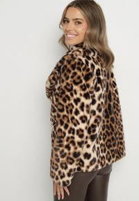 Born2be - Panterkowa Krótka Kurtka Futerko z Szerokim Kołnierzem Zenivra. Okazja: na co dzień, do pracy. Typ kołnierza: golf. Materiał: futro. Długość: krótkie. Styl: casual #3