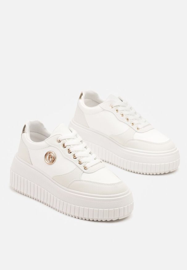 Born2be - Białe Sneakersy Vices na Grubej Podeszwie z Metaliczną Ozdobą i Sznurowaniem Niliri. Nosek buta: okrągły. Zapięcie: sznurówki. Kolor: biały. Materiał: jeans. Wzór: aplikacja