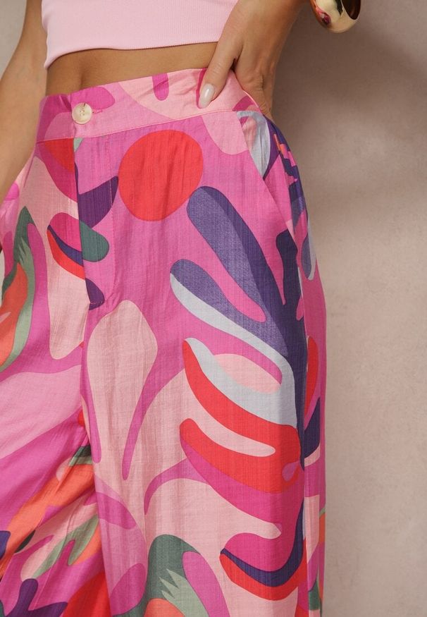 Renee - Fuksjowe Spodnie z Wiskozy o Szerokim Kroju High Waist ze Wzorem Liści Ralimia. Okazja: na spacer, na randkę. Stan: podwyższony. Kolor: różowy. Materiał: wiskoza. Styl: klasyczny, elegancki