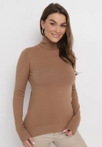 Born2be - Brązowy Sweter Golf o Dopasowanym Fasonie Bewina. Typ kołnierza: golf. Kolor: brązowy. Materiał: tkanina, dzianina. Długość rękawa: długi rękaw. Długość: długie. Wzór: gładki, aplikacja #4
